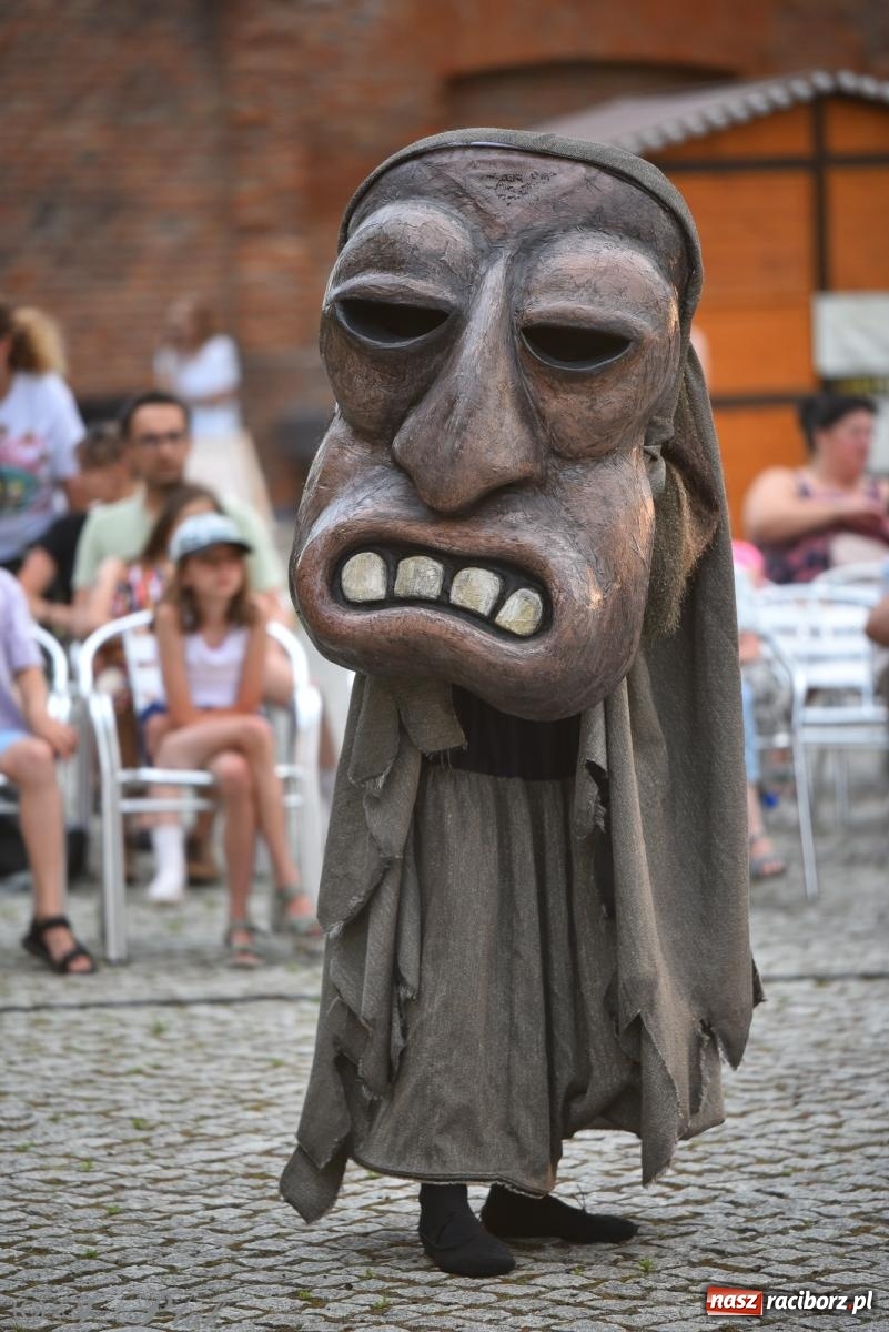 Zdjęcie w galerii na portalu naszraciborz.pl: Cyrk, ogień i serce Don Juana – nowa energia w murach Zamku Piastowskiego wiadomości z regionu