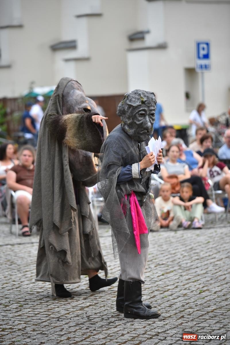 Zdjęcie w galerii na portalu naszraciborz.pl: Cyrk, ogień i serce Don Juana – nowa energia w murach Zamku Piastowskiego wiadomości z regionu