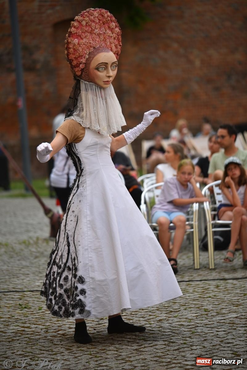 Zdjęcie w galerii na portalu naszraciborz.pl: Cyrk, ogień i serce Don Juana – nowa energia w murach Zamku Piastowskiego wiadomości z regionu