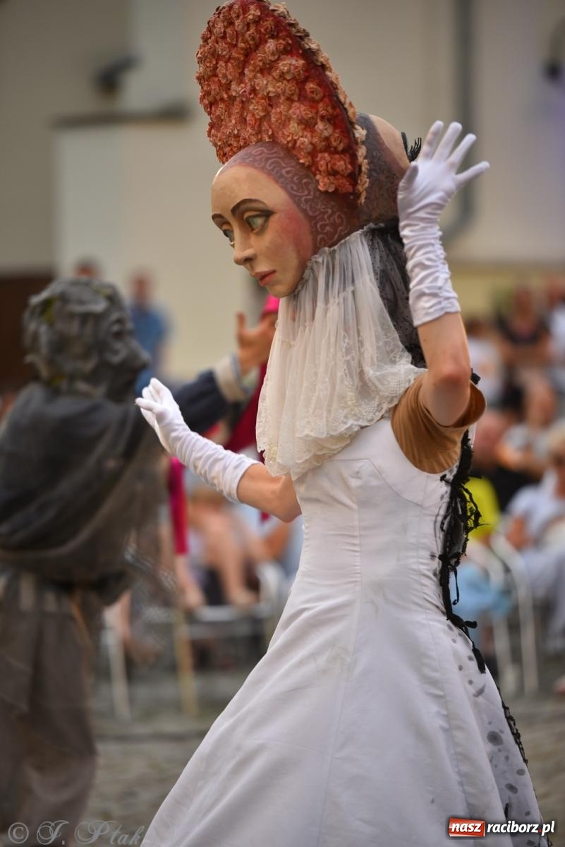 Zdjęcie w galerii na portalu naszraciborz.pl: Cyrk, ogień i serce Don Juana – nowa energia w murach Zamku Piastowskiego wiadomości z regionu