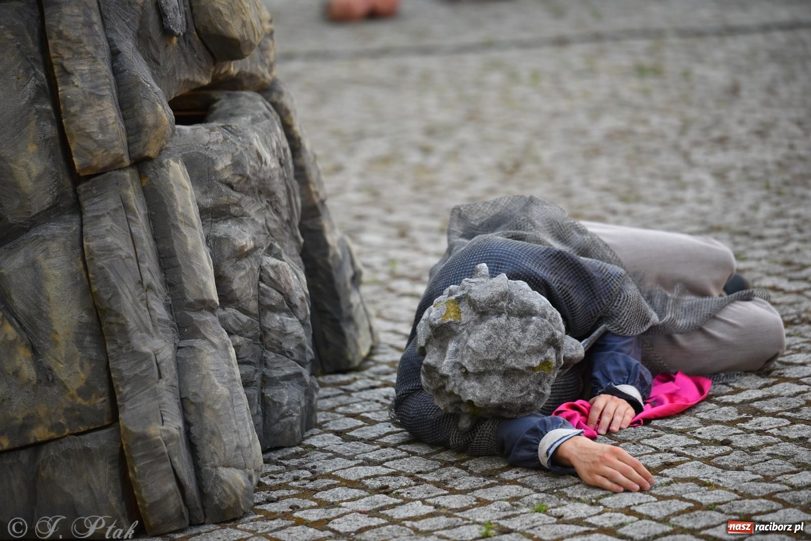 Zdjęcie w galerii na portalu naszraciborz.pl: Cyrk, ogień i serce Don Juana – nowa energia w murach Zamku Piastowskiego wiadomości z regionu