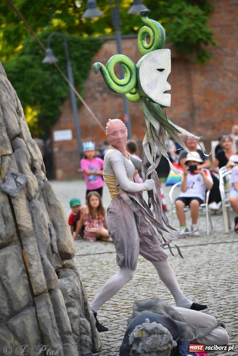 Zdjęcie w galerii na portalu naszraciborz.pl: Cyrk, ogień i serce Don Juana – nowa energia w murach Zamku Piastowskiego wiadomości z regionu