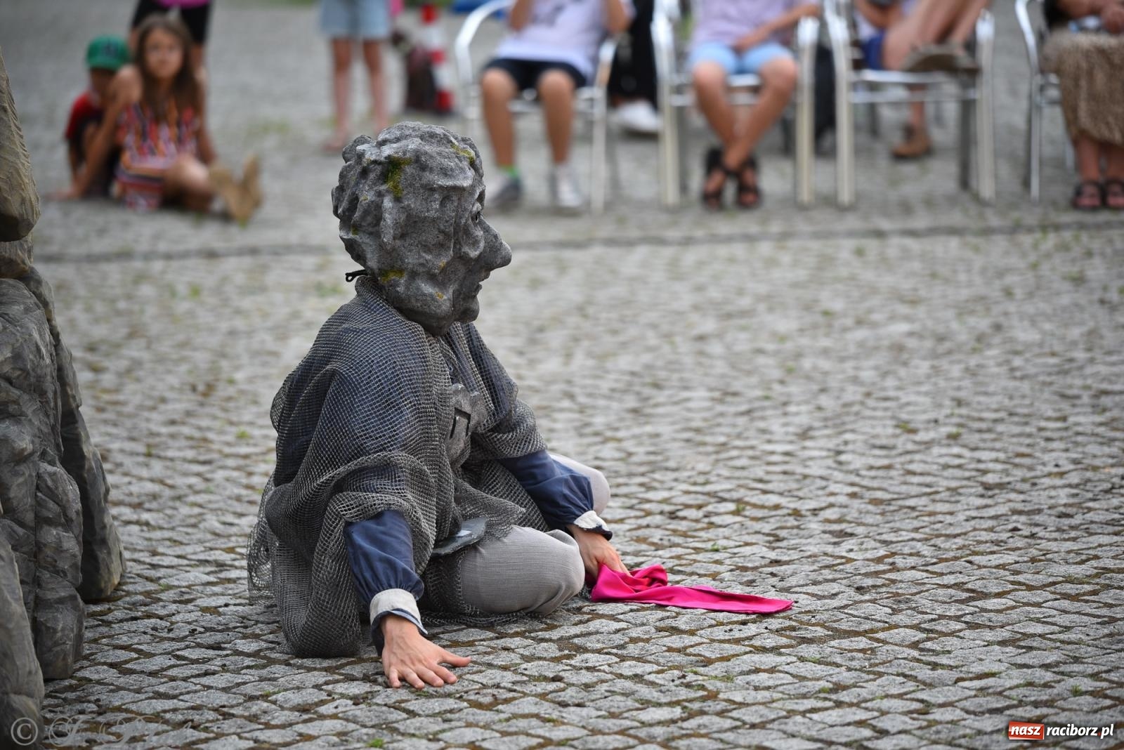 Zdjęcie w galerii na portalu naszraciborz.pl: Cyrk, ogień i serce Don Juana – nowa energia w murach Zamku Piastowskiego wiadomości z regionu