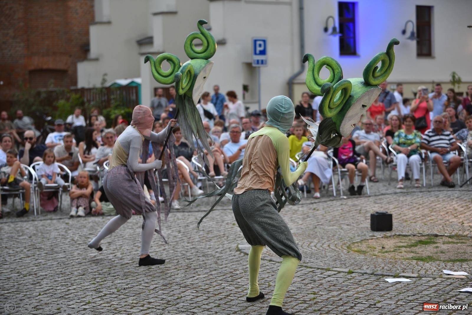 Zdjęcie w galerii na portalu naszraciborz.pl: Cyrk, ogień i serce Don Juana – nowa energia w murach Zamku Piastowskiego wiadomości z regionu