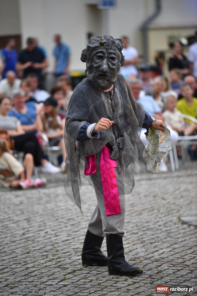 Zdjęcie w galerii na portalu naszraciborz.pl: Cyrk, ogień i serce Don Juana – nowa energia w murach Zamku Piastowskiego wiadomości z regionu