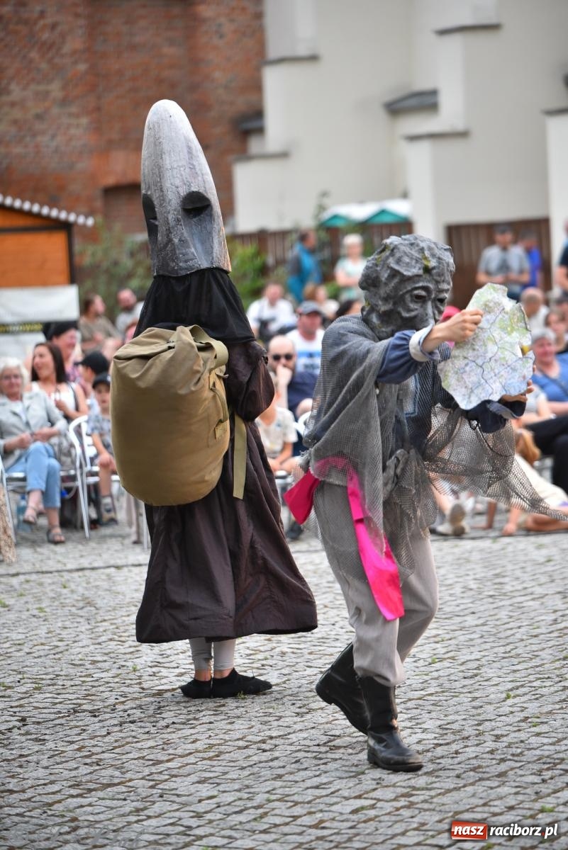 Zdjęcie w galerii na portalu naszraciborz.pl: Cyrk, ogień i serce Don Juana – nowa energia w murach Zamku Piastowskiego wiadomości z regionu