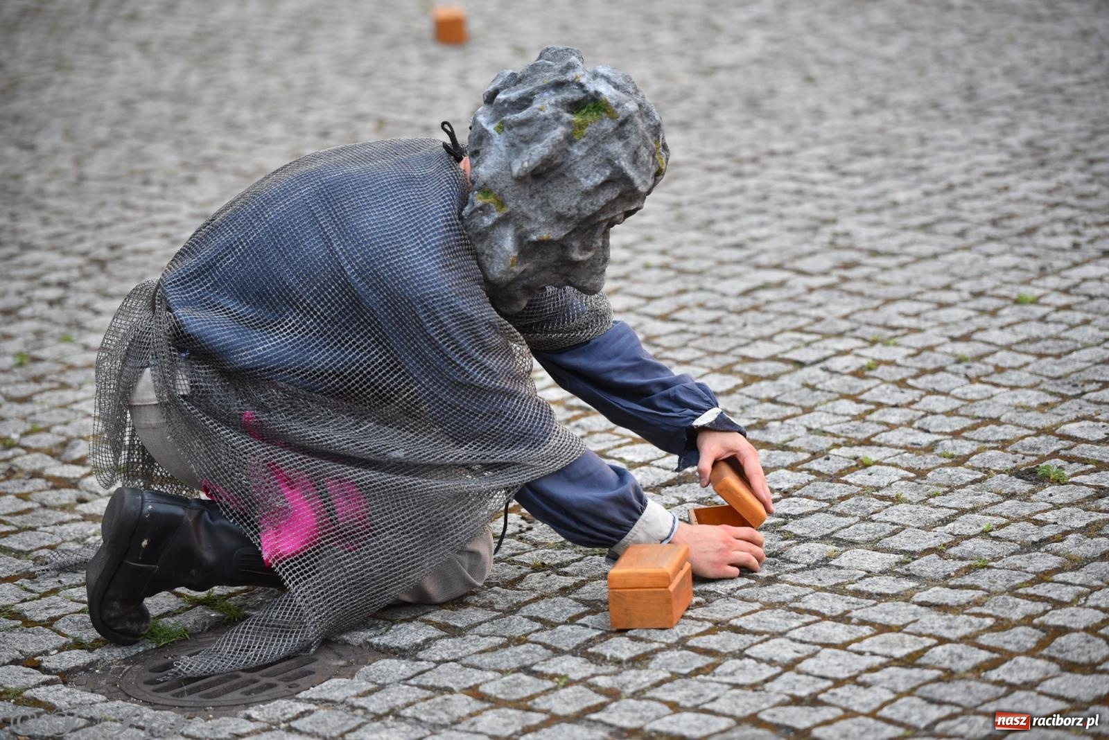Zdjęcie w galerii na portalu naszraciborz.pl: Cyrk, ogień i serce Don Juana – nowa energia w murach Zamku Piastowskiego wiadomości z regionu