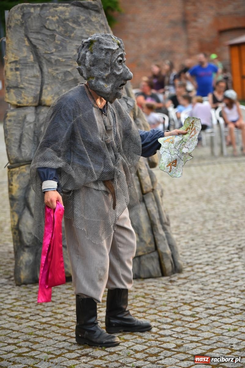 Zdjęcie w galerii na portalu naszraciborz.pl: Cyrk, ogień i serce Don Juana – nowa energia w murach Zamku Piastowskiego wiadomości z regionu