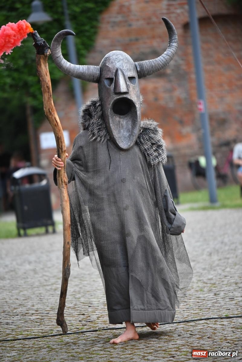 Zdjęcie w galerii na portalu naszraciborz.pl: Cyrk, ogień i serce Don Juana – nowa energia w murach Zamku Piastowskiego wiadomości z regionu