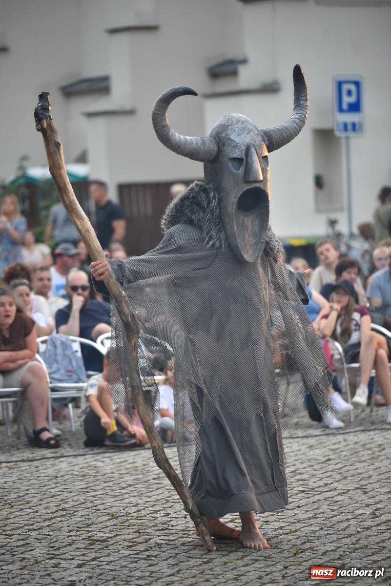 Zdjęcie w galerii na portalu naszraciborz.pl: Cyrk, ogień i serce Don Juana – nowa energia w murach Zamku Piastowskiego wiadomości z regionu