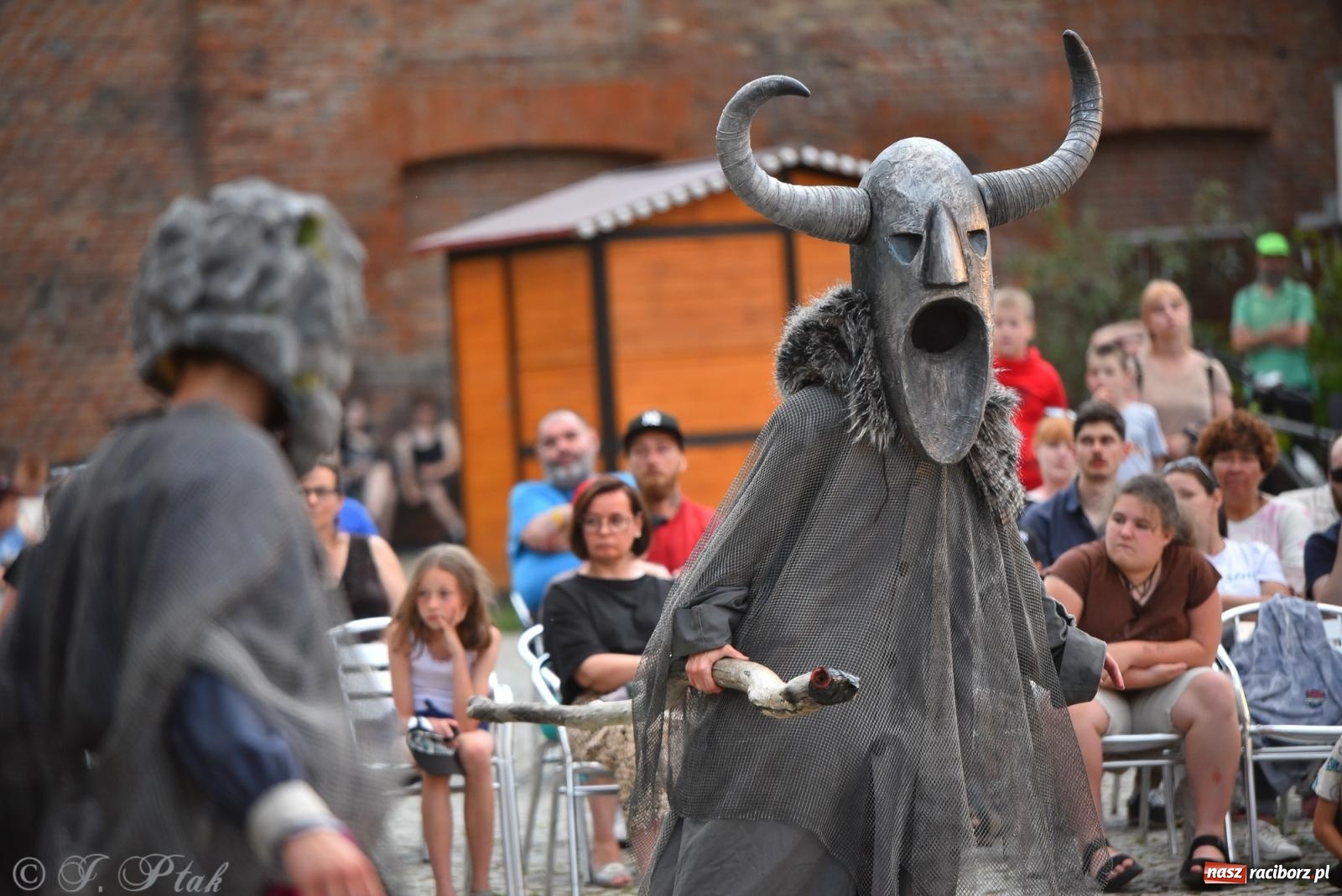 Zdjęcie w galerii na portalu naszraciborz.pl: Cyrk, ogień i serce Don Juana – nowa energia w murach Zamku Piastowskiego wiadomości z regionu