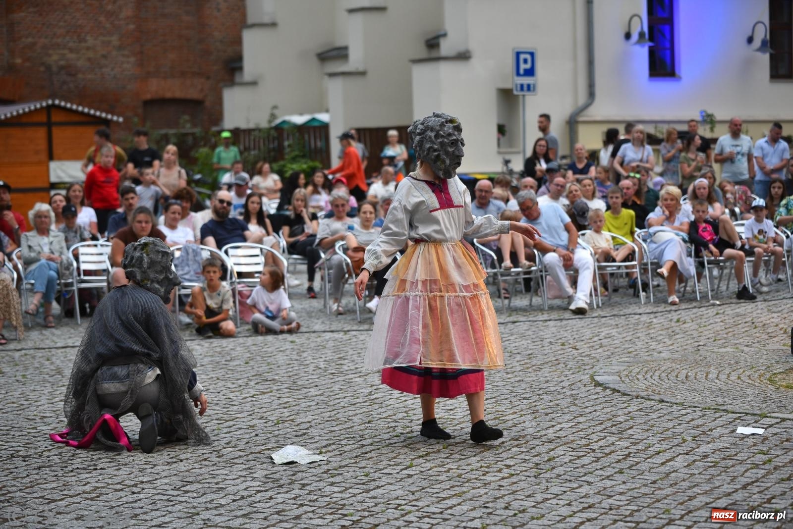 Zdjęcie w galerii na portalu naszraciborz.pl: Cyrk, ogień i serce Don Juana – nowa energia w murach Zamku Piastowskiego wiadomości z regionu