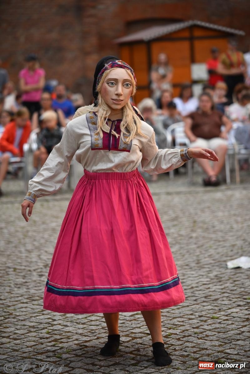 Zdjęcie w galerii na portalu naszraciborz.pl: Cyrk, ogień i serce Don Juana – nowa energia w murach Zamku Piastowskiego wiadomości z regionu