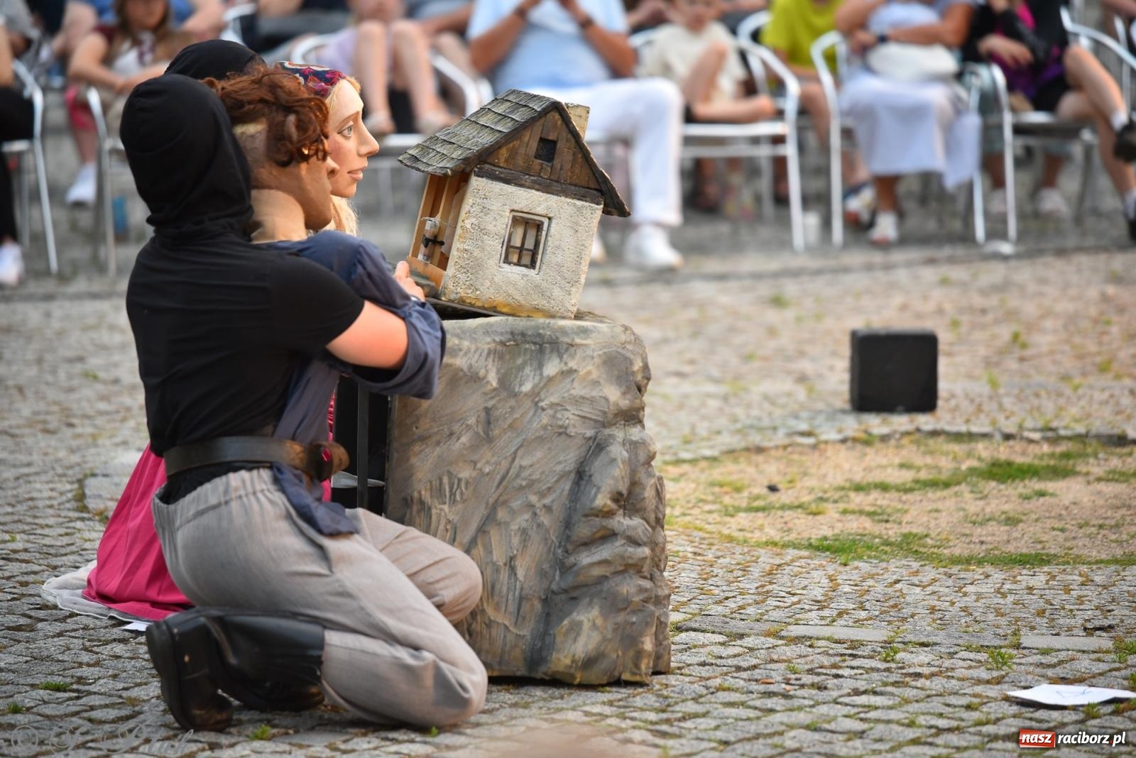 Zdjęcie w galerii na portalu naszraciborz.pl: Cyrk, ogień i serce Don Juana – nowa energia w murach Zamku Piastowskiego wiadomości z regionu