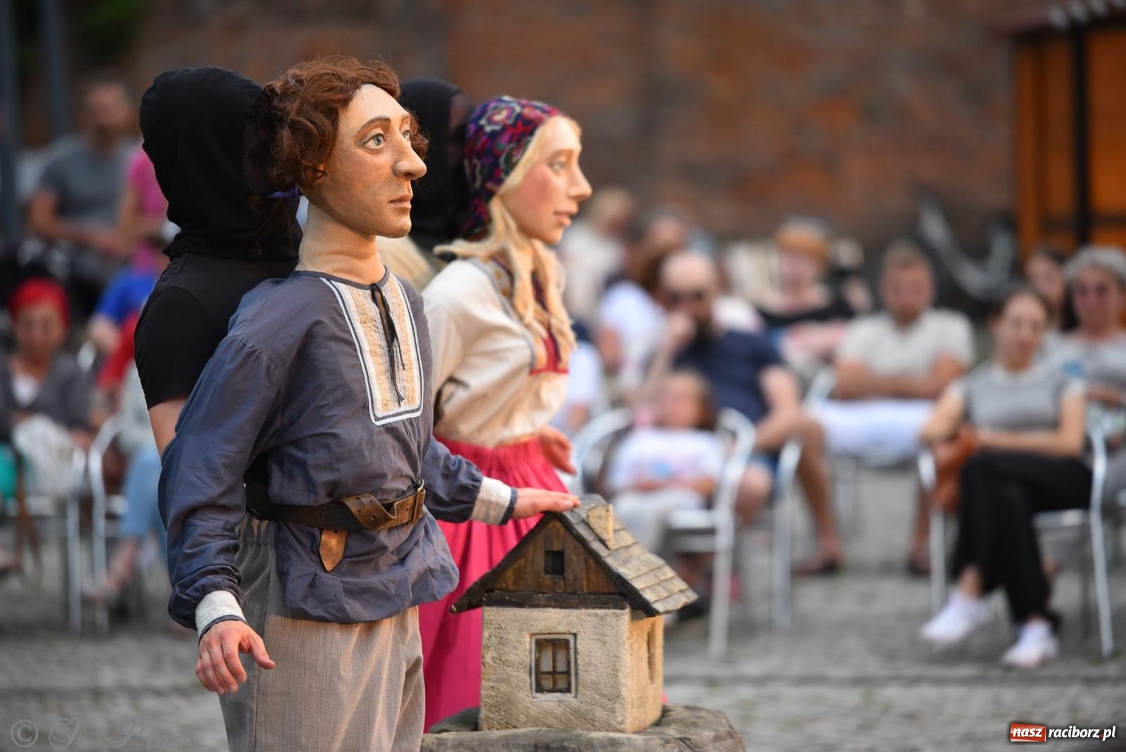 Zdjęcie w galerii na portalu naszraciborz.pl: Cyrk, ogień i serce Don Juana – nowa energia w murach Zamku Piastowskiego wiadomości z regionu