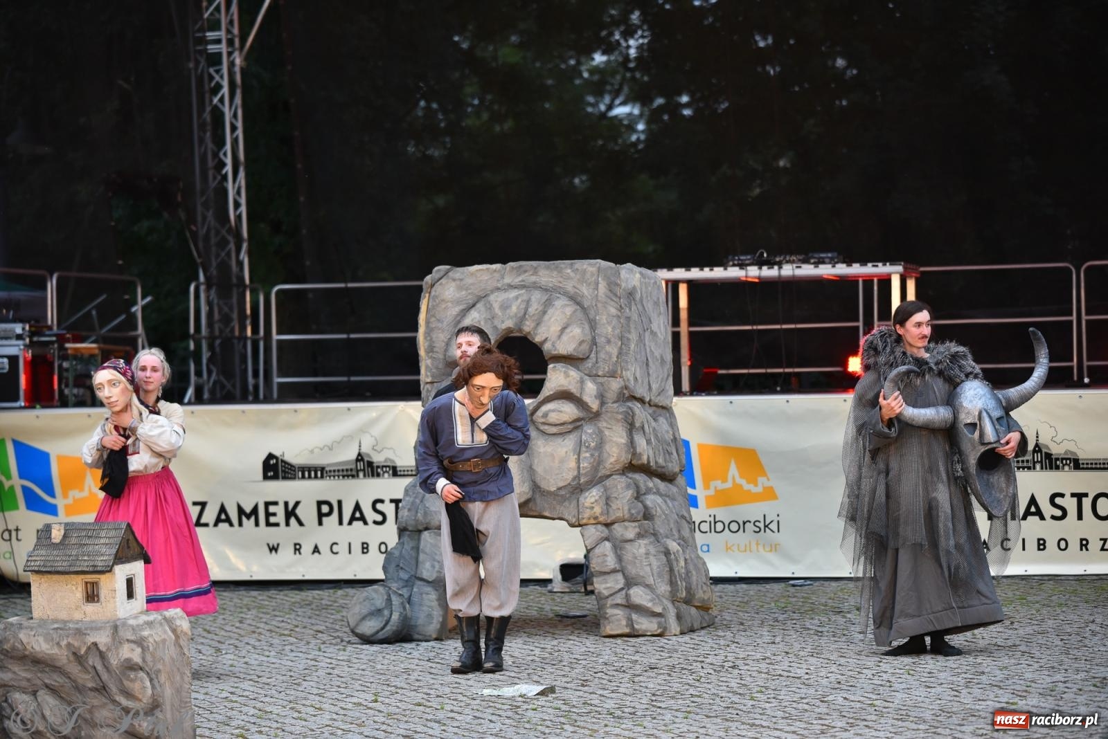 Zdjęcie w galerii na portalu naszraciborz.pl: Cyrk, ogień i serce Don Juana – nowa energia w murach Zamku Piastowskiego wiadomości z regionu