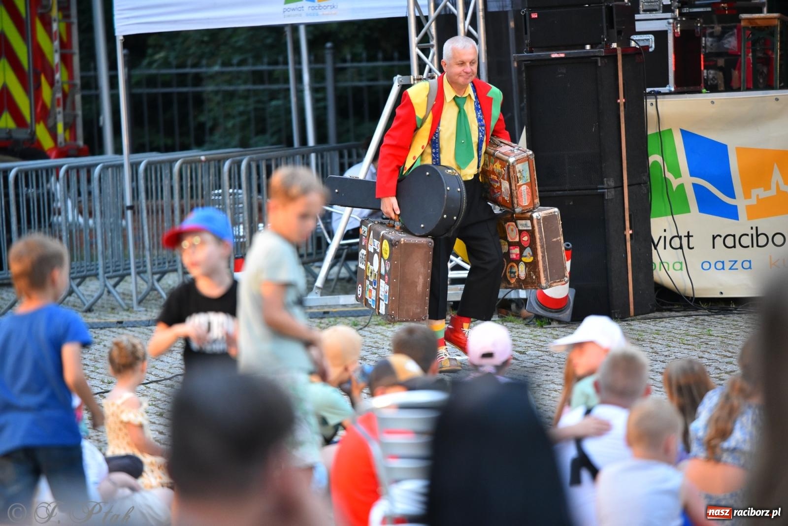 Zdjęcie w galerii na portalu naszraciborz.pl: Cyrk, ogień i serce Don Juana – nowa energia w murach Zamku Piastowskiego wiadomości z regionu