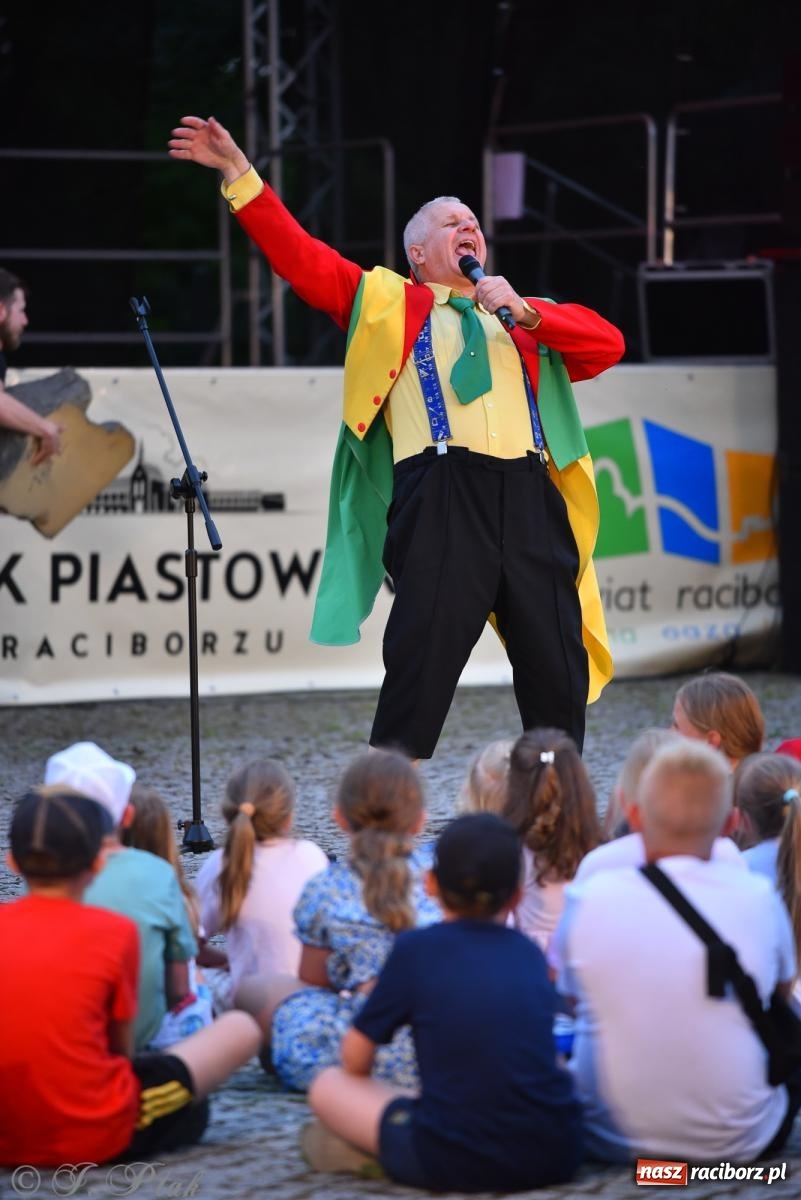 Zdjęcie w galerii na portalu naszraciborz.pl: Cyrk, ogień i serce Don Juana – nowa energia w murach Zamku Piastowskiego wiadomości z regionu