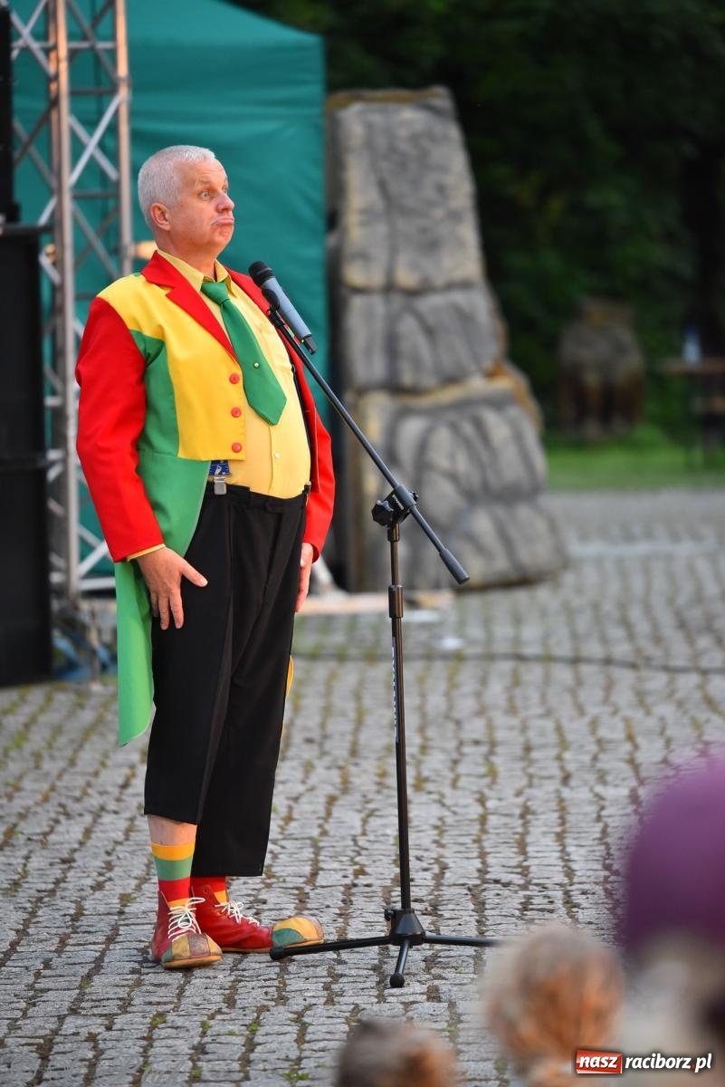 Zdjęcie w galerii na portalu naszraciborz.pl: Cyrk, ogień i serce Don Juana – nowa energia w murach Zamku Piastowskiego wiadomości z regionu