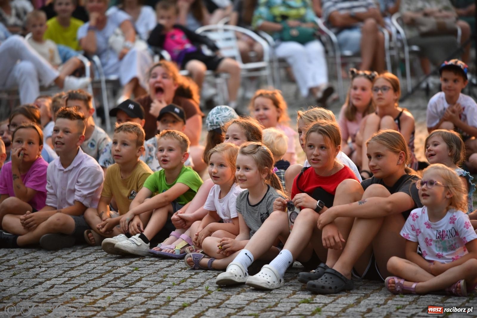 Zdjęcie w galerii na portalu naszraciborz.pl: Cyrk, ogień i serce Don Juana – nowa energia w murach Zamku Piastowskiego wiadomości z regionu