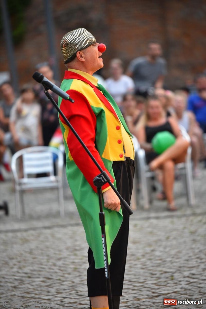 Zdjęcie w galerii na portalu naszraciborz.pl: Cyrk, ogień i serce Don Juana – nowa energia w murach Zamku Piastowskiego wiadomości z regionu