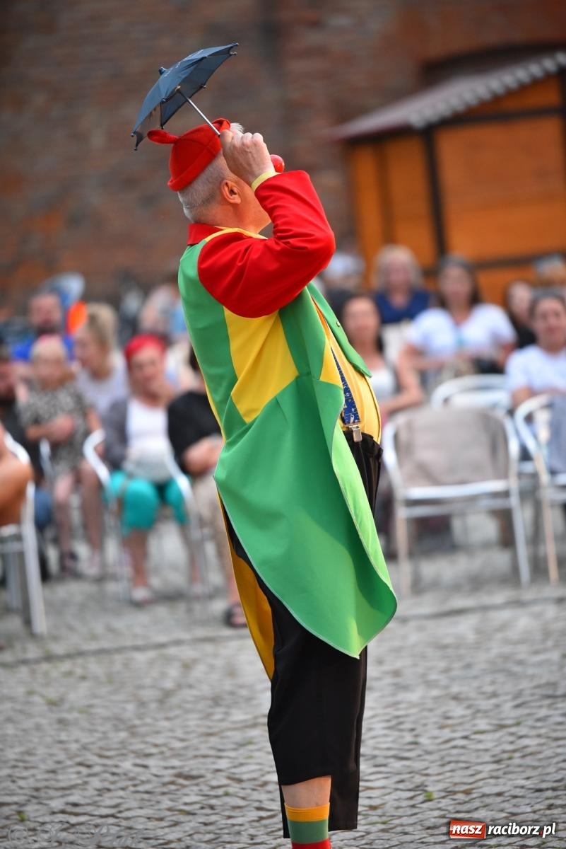 Zdjęcie w galerii na portalu naszraciborz.pl: Cyrk, ogień i serce Don Juana – nowa energia w murach Zamku Piastowskiego wiadomości z regionu