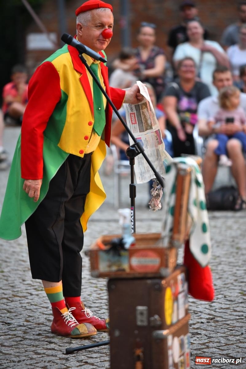 Zdjęcie w galerii na portalu naszraciborz.pl: Cyrk, ogień i serce Don Juana – nowa energia w murach Zamku Piastowskiego wiadomości z regionu