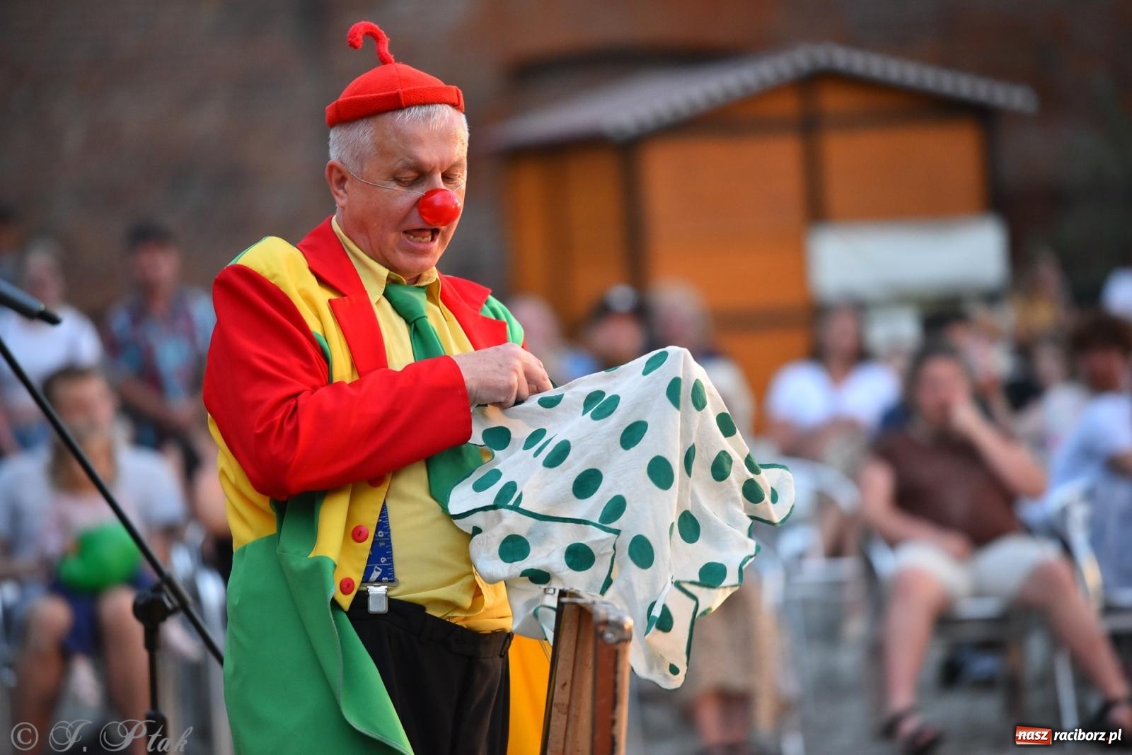 Zdjęcie w galerii na portalu naszraciborz.pl: Cyrk, ogień i serce Don Juana – nowa energia w murach Zamku Piastowskiego wiadomości z regionu