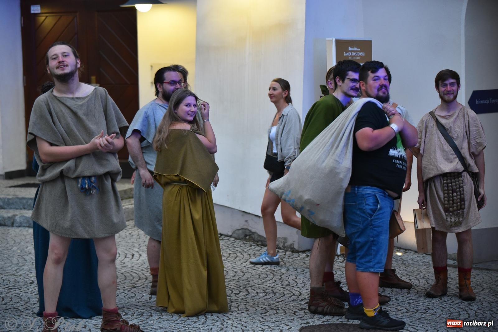 Zdjęcie w galerii na portalu naszraciborz.pl: Cyrk, ogień i serce Don Juana – nowa energia w murach Zamku Piastowskiego wiadomości z regionu