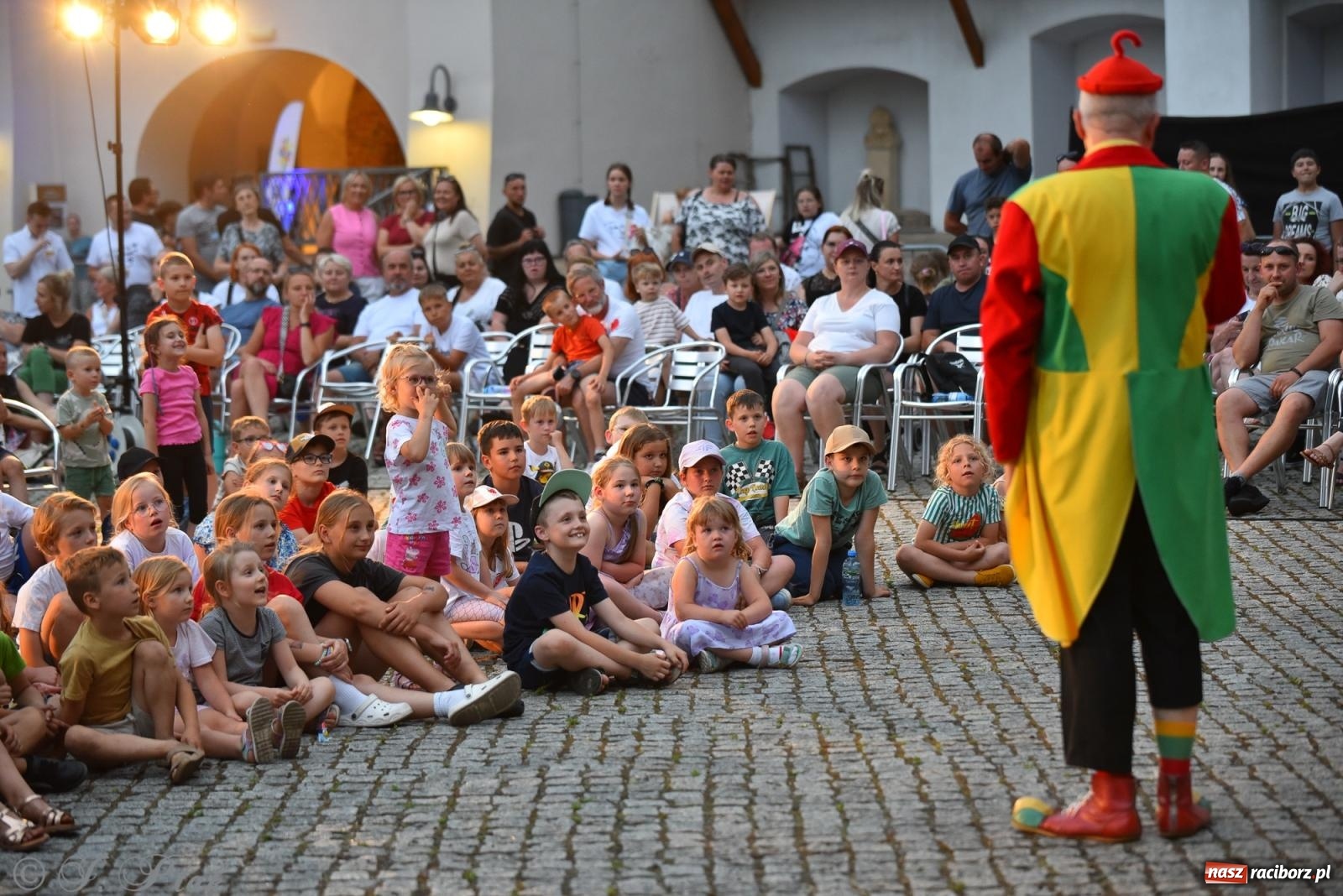 Zdjęcie w galerii na portalu naszraciborz.pl: Cyrk, ogień i serce Don Juana – nowa energia w murach Zamku Piastowskiego wiadomości z regionu
