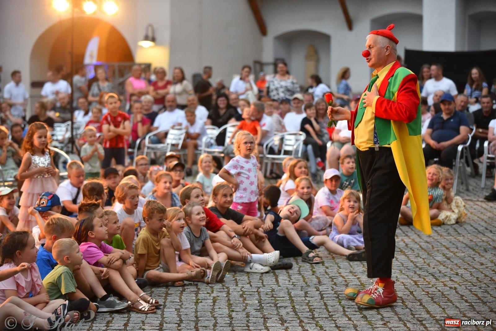 Zdjęcie w galerii na portalu naszraciborz.pl: Cyrk, ogień i serce Don Juana – nowa energia w murach Zamku Piastowskiego wiadomości z regionu