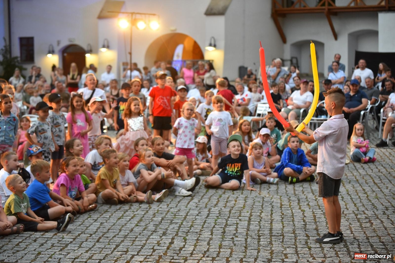 Zdjęcie w galerii na portalu naszraciborz.pl: Cyrk, ogień i serce Don Juana – nowa energia w murach Zamku Piastowskiego wiadomości z regionu