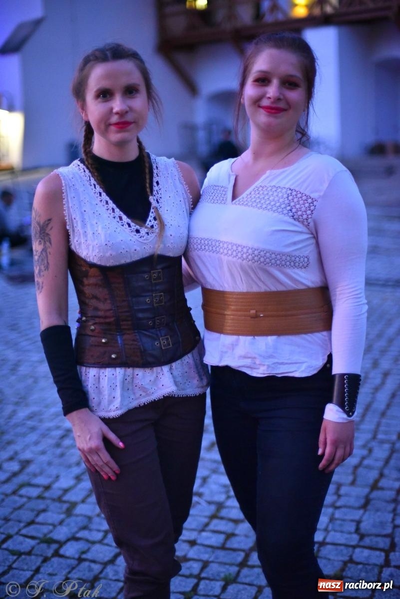 Zdjęcie w galerii na portalu naszraciborz.pl: Cyrk, ogień i serce Don Juana – nowa energia w murach Zamku Piastowskiego wiadomości z regionu