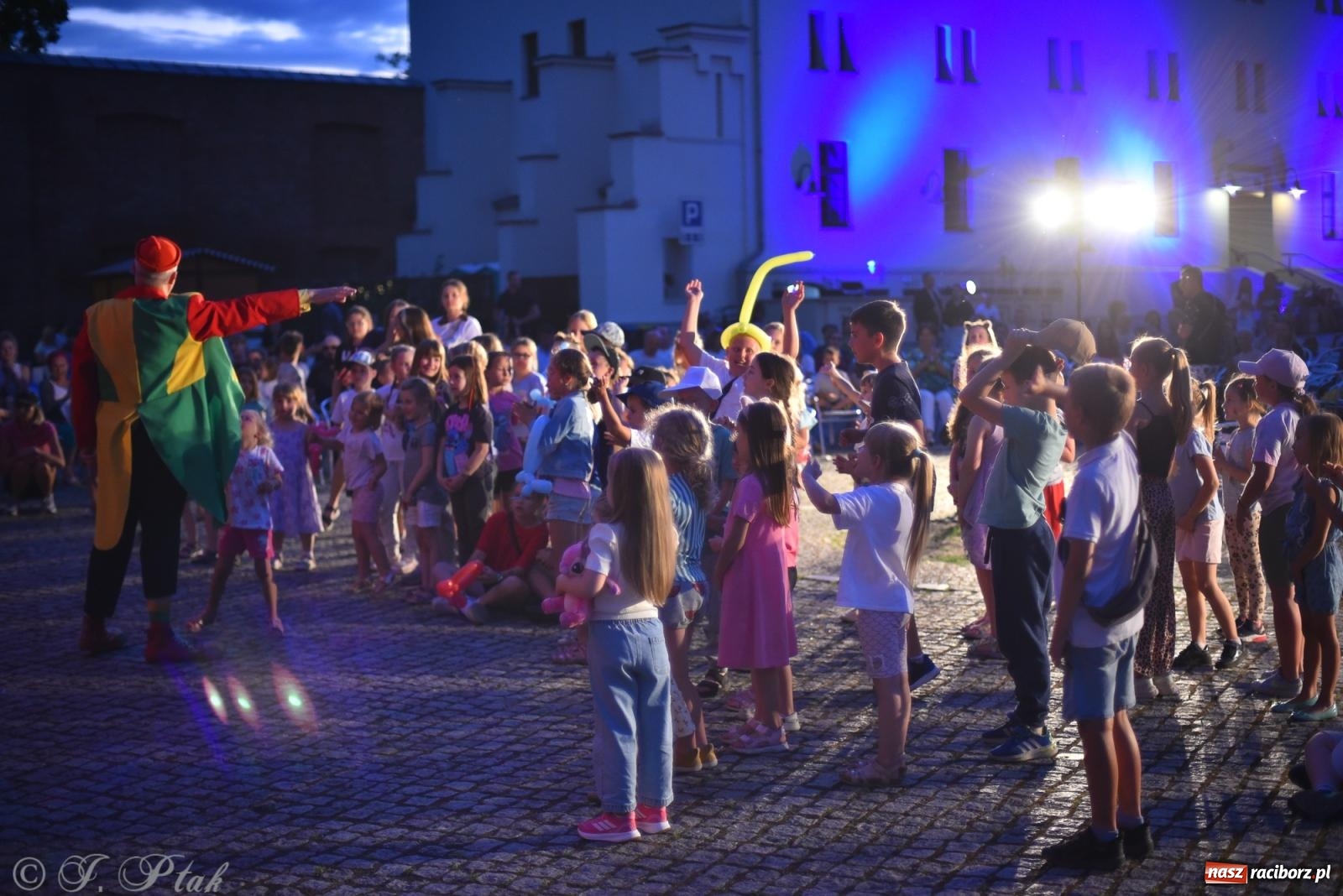 Zdjęcie w galerii na portalu naszraciborz.pl: Cyrk, ogień i serce Don Juana – nowa energia w murach Zamku Piastowskiego wiadomości z regionu