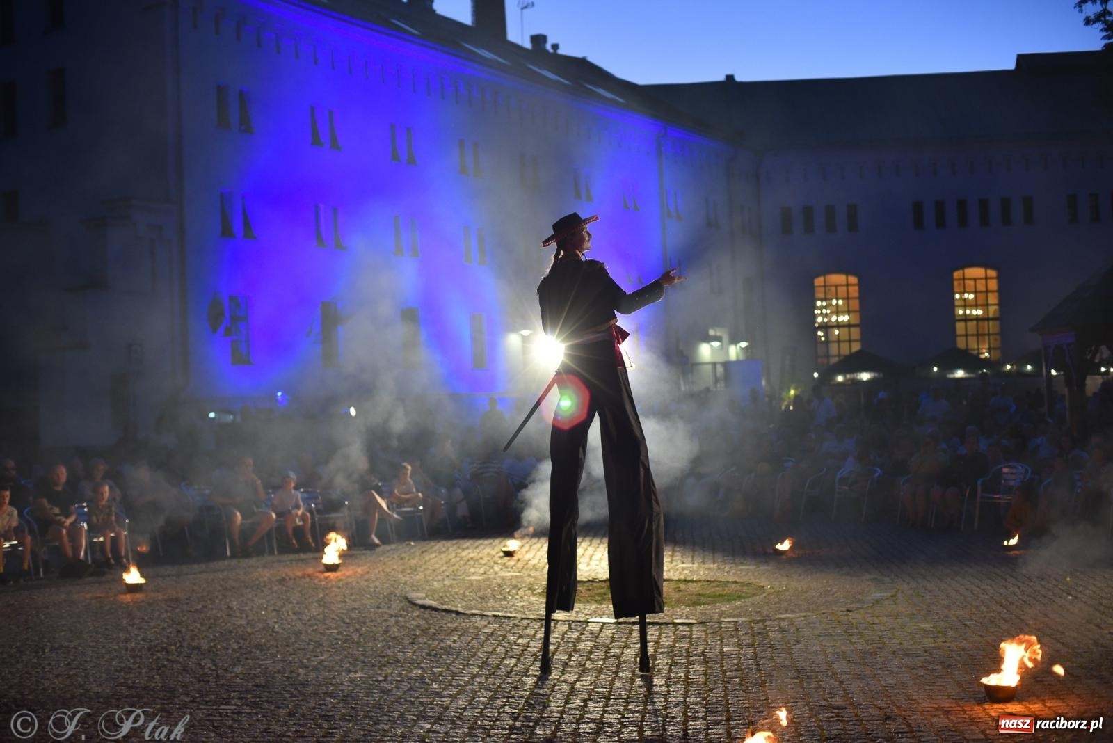 Zdjęcie w galerii na portalu naszraciborz.pl: Cyrk, ogień i serce Don Juana – nowa energia w murach Zamku Piastowskiego wiadomości z regionu