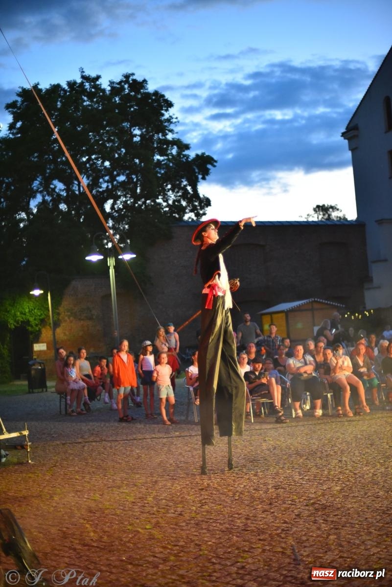 Zdjęcie w galerii na portalu naszraciborz.pl: Cyrk, ogień i serce Don Juana – nowa energia w murach Zamku Piastowskiego wiadomości z regionu
