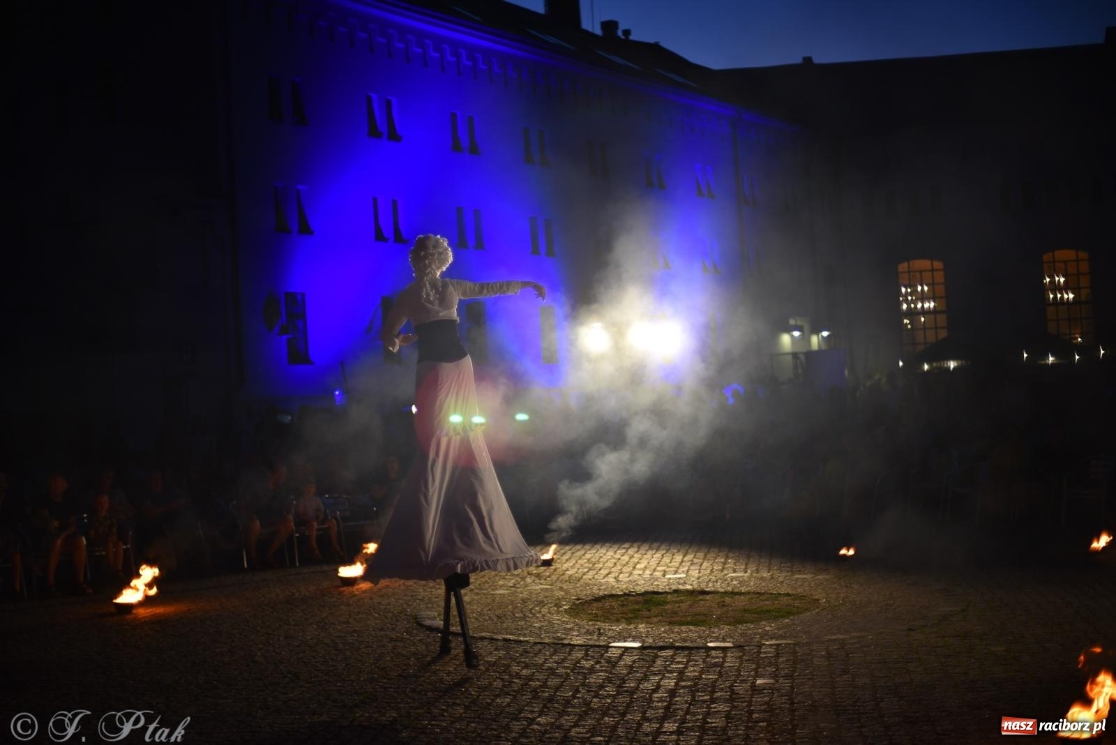 Zdjęcie w galerii na portalu naszraciborz.pl: Cyrk, ogień i serce Don Juana – nowa energia w murach Zamku Piastowskiego wiadomości z regionu