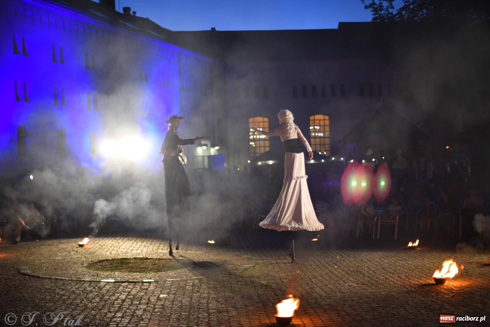 Zdjęcie w galerii na portalu naszraciborz.pl: Cyrk, ogień i serce Don Juana – nowa energia w murach Zamku Piastowskiego wiadomości z regionu