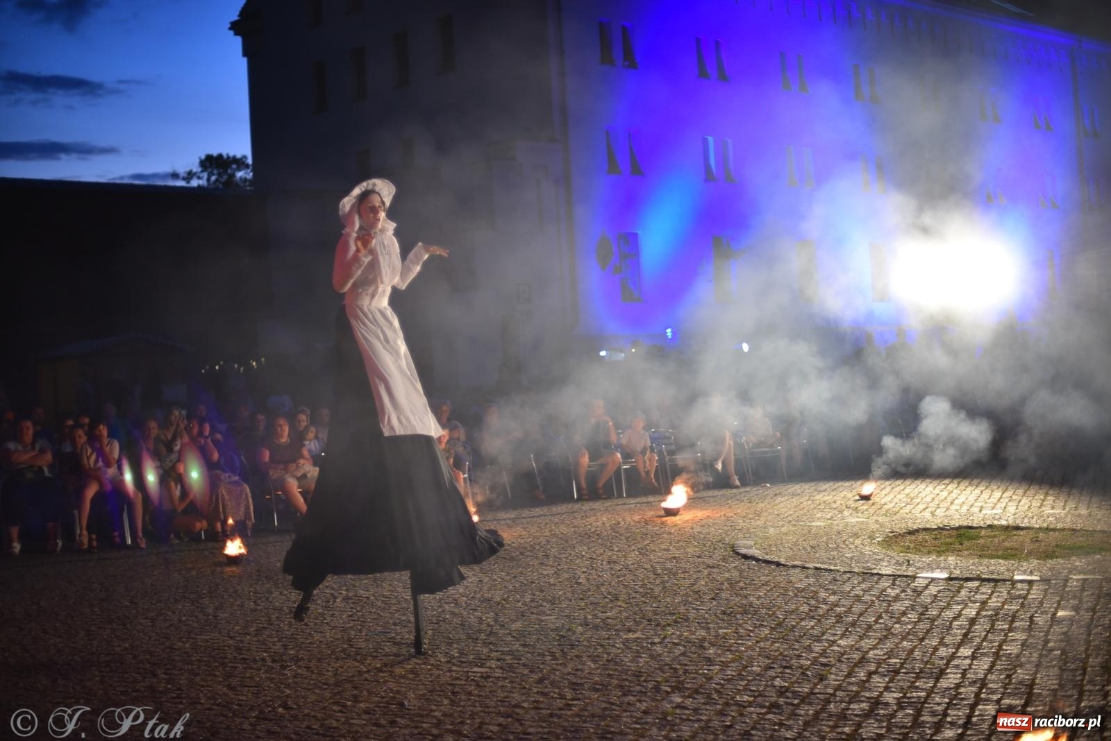 Zdjęcie w galerii na portalu naszraciborz.pl: Cyrk, ogień i serce Don Juana – nowa energia w murach Zamku Piastowskiego wiadomości z regionu