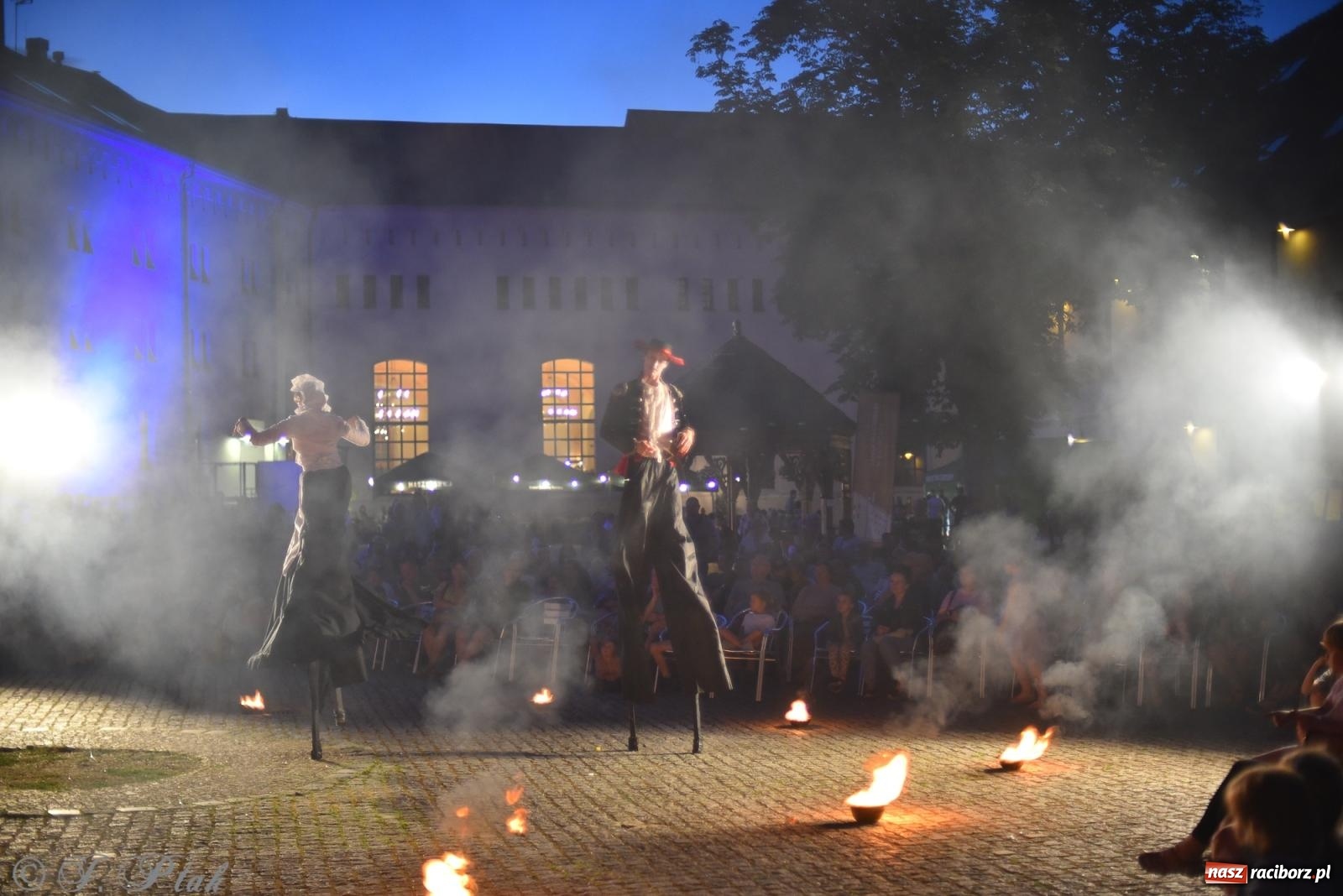 Zdjęcie w galerii na portalu naszraciborz.pl: Cyrk, ogień i serce Don Juana – nowa energia w murach Zamku Piastowskiego wiadomości z regionu