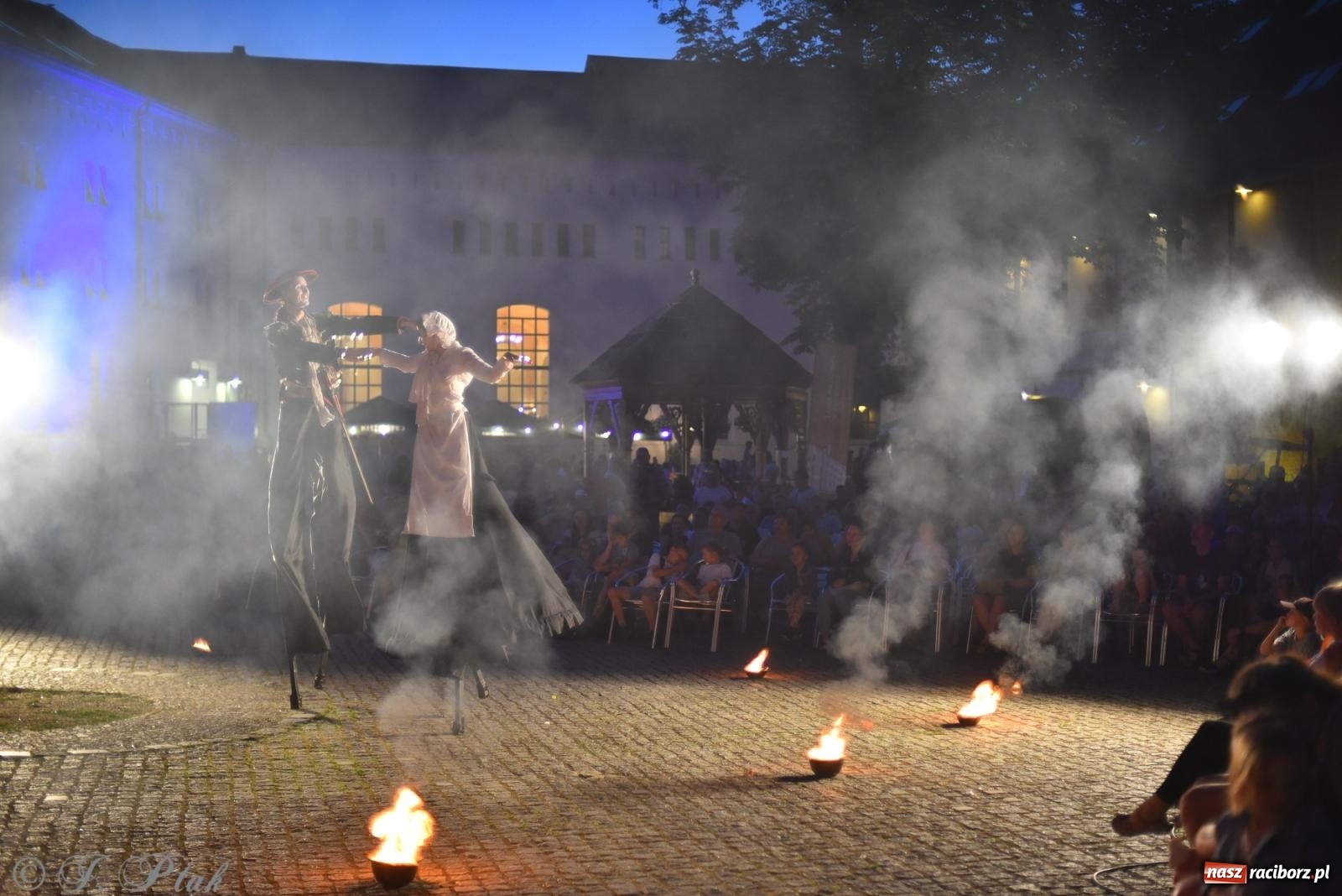 Zdjęcie w galerii na portalu naszraciborz.pl: Cyrk, ogień i serce Don Juana – nowa energia w murach Zamku Piastowskiego wiadomości z regionu