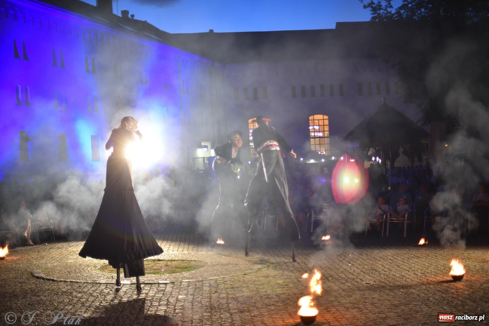 Zdjęcie w galerii na portalu naszraciborz.pl: Cyrk, ogień i serce Don Juana – nowa energia w murach Zamku Piastowskiego wiadomości z regionu