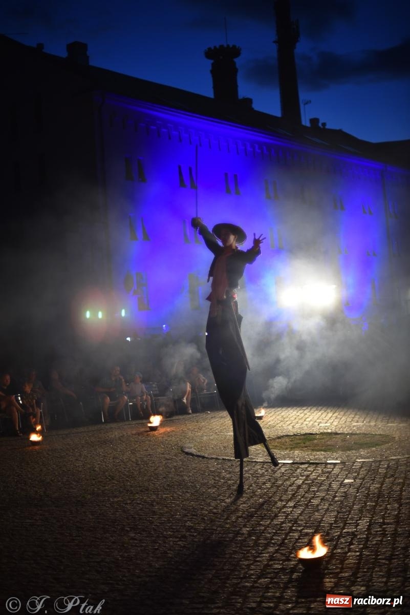 Zdjęcie w galerii na portalu naszraciborz.pl: Cyrk, ogień i serce Don Juana – nowa energia w murach Zamku Piastowskiego wiadomości z regionu