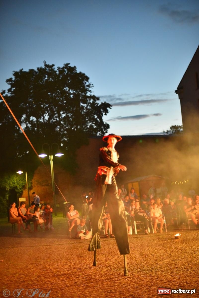 Zdjęcie w galerii na portalu naszraciborz.pl: Cyrk, ogień i serce Don Juana – nowa energia w murach Zamku Piastowskiego wiadomości z regionu