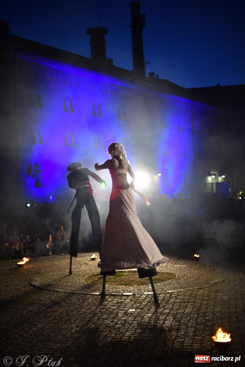 Zdjęcie w galerii na portalu naszraciborz.pl: Cyrk, ogień i serce Don Juana – nowa energia w murach Zamku Piastowskiego wiadomości z regionu