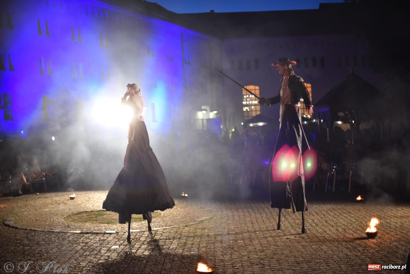 Zdjęcie w galerii na portalu naszraciborz.pl: Cyrk, ogień i serce Don Juana – nowa energia w murach Zamku Piastowskiego wiadomości z regionu