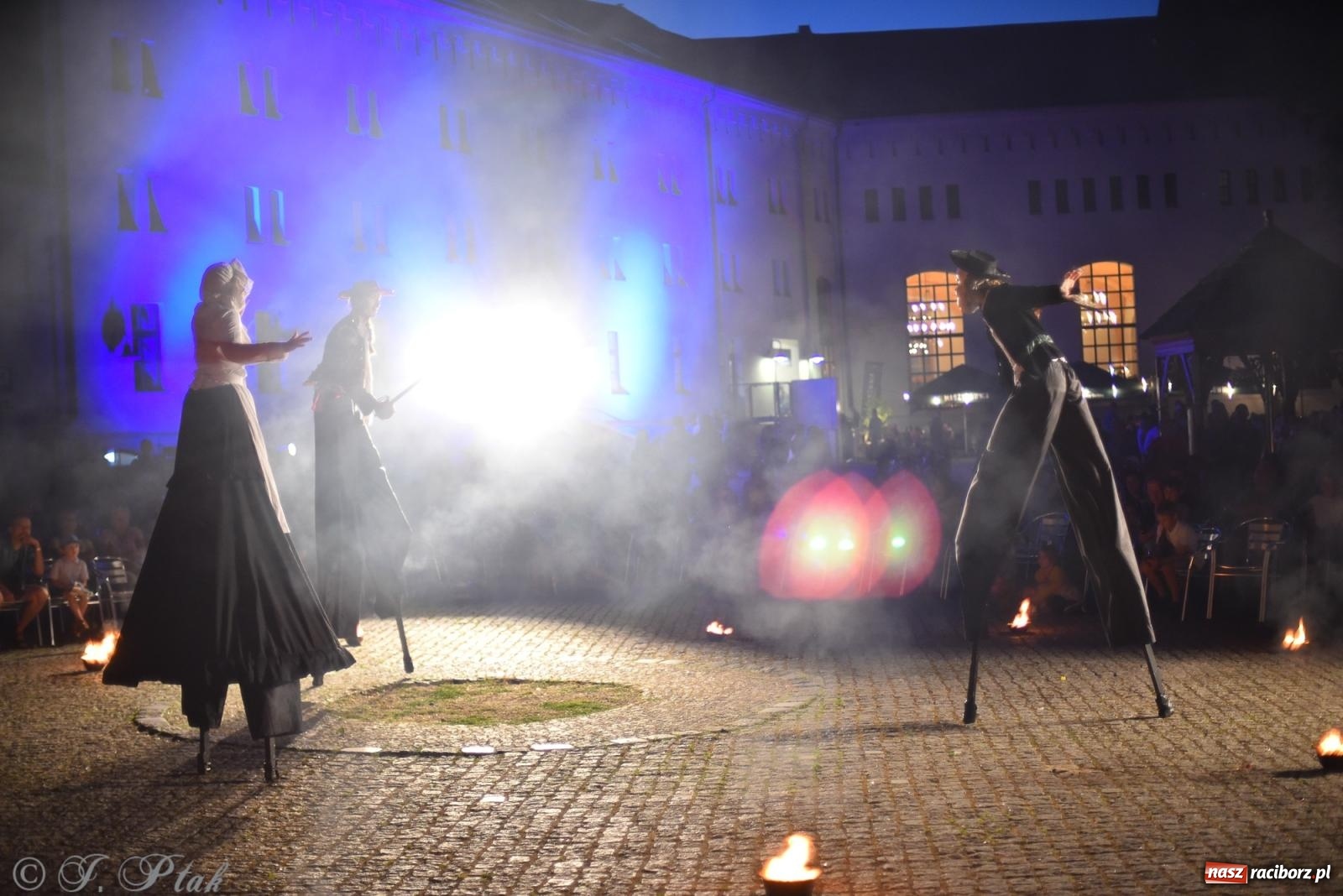 Zdjęcie w galerii na portalu naszraciborz.pl: Cyrk, ogień i serce Don Juana – nowa energia w murach Zamku Piastowskiego wiadomości z regionu