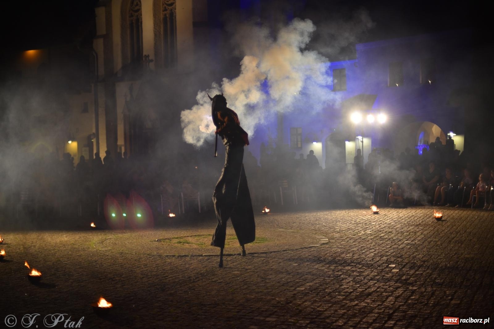 Zdjęcie w galerii na portalu naszraciborz.pl: Cyrk, ogień i serce Don Juana – nowa energia w murach Zamku Piastowskiego wiadomości z regionu