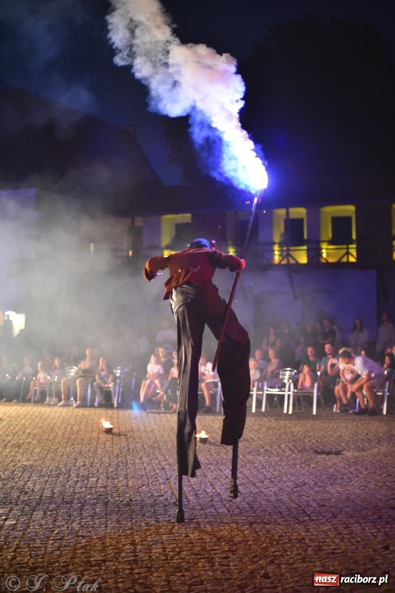 Zdjęcie w galerii na portalu naszraciborz.pl: Cyrk, ogień i serce Don Juana – nowa energia w murach Zamku Piastowskiego wiadomości z regionu