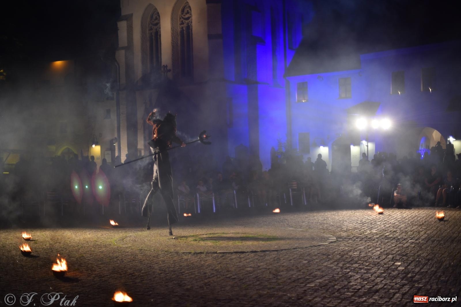 Zdjęcie w galerii na portalu naszraciborz.pl: Cyrk, ogień i serce Don Juana – nowa energia w murach Zamku Piastowskiego wiadomości z regionu